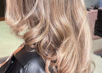 Hermoso peinado rubio en Sofía Falconí, Loja, Loja, EC, resaltando detalles de luz y textura.