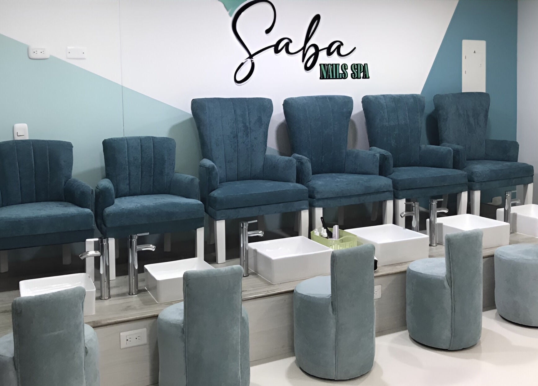 Zona de pedicura en Saba Nails Spa Sede Caney, Fusagasuga, Cundinamarca, CO, con elegantes sillas azules.