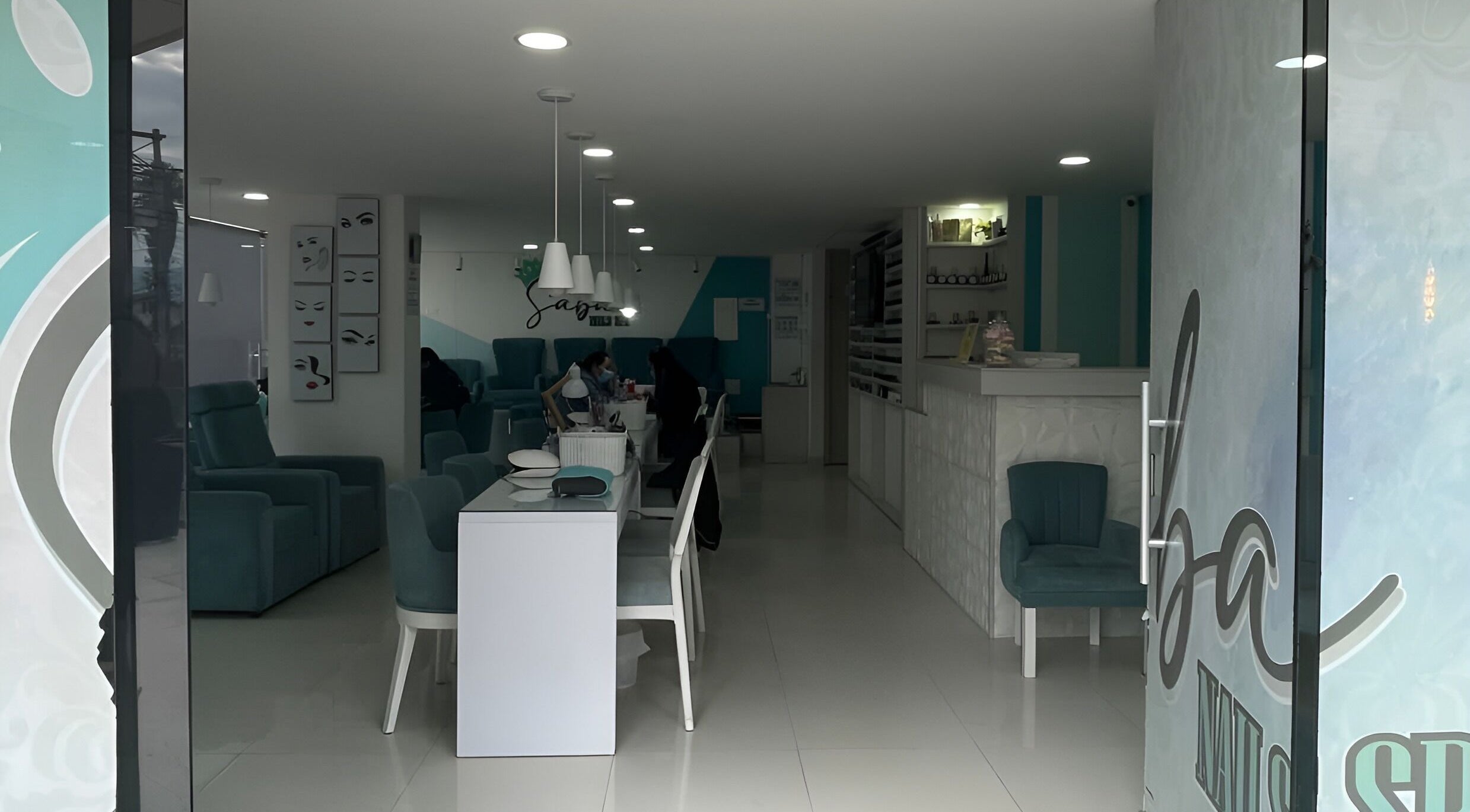 Interior del Saba Nails Spa Sede Caney en Fusagasuga, Cundinamarca, CO, mostrando asientos cómodos y decoración moderna.