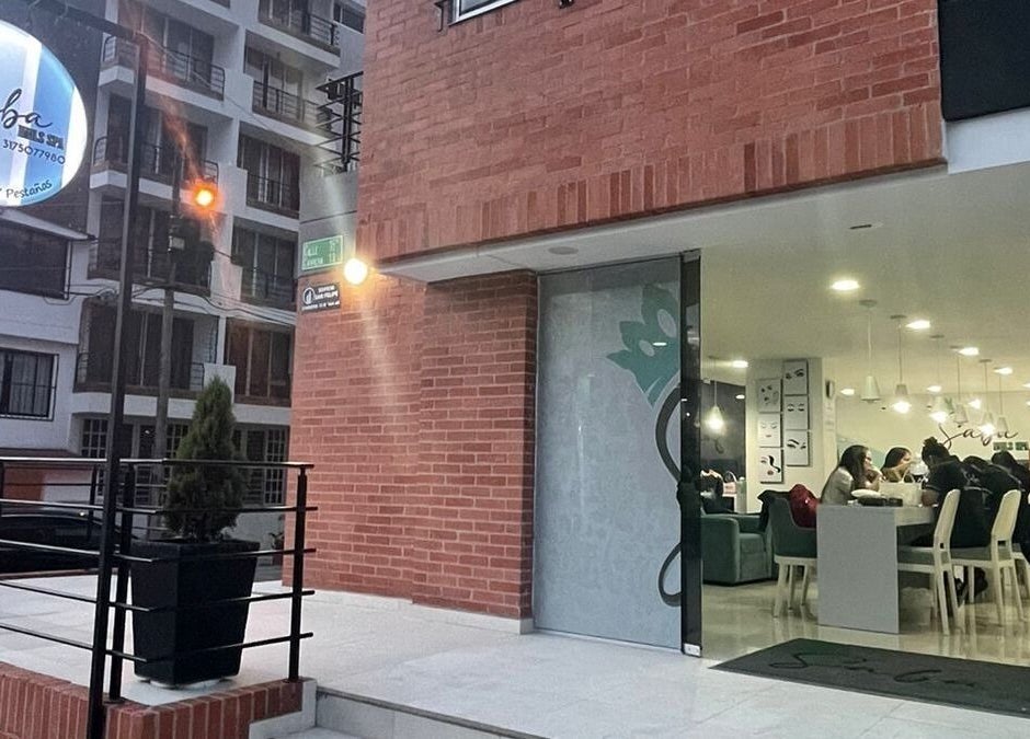 Exquisito exterior de Saba Nails Spa Sede Caney en Fusagasuga, Cundinamarca, CO, mostrando el salón acogedor.