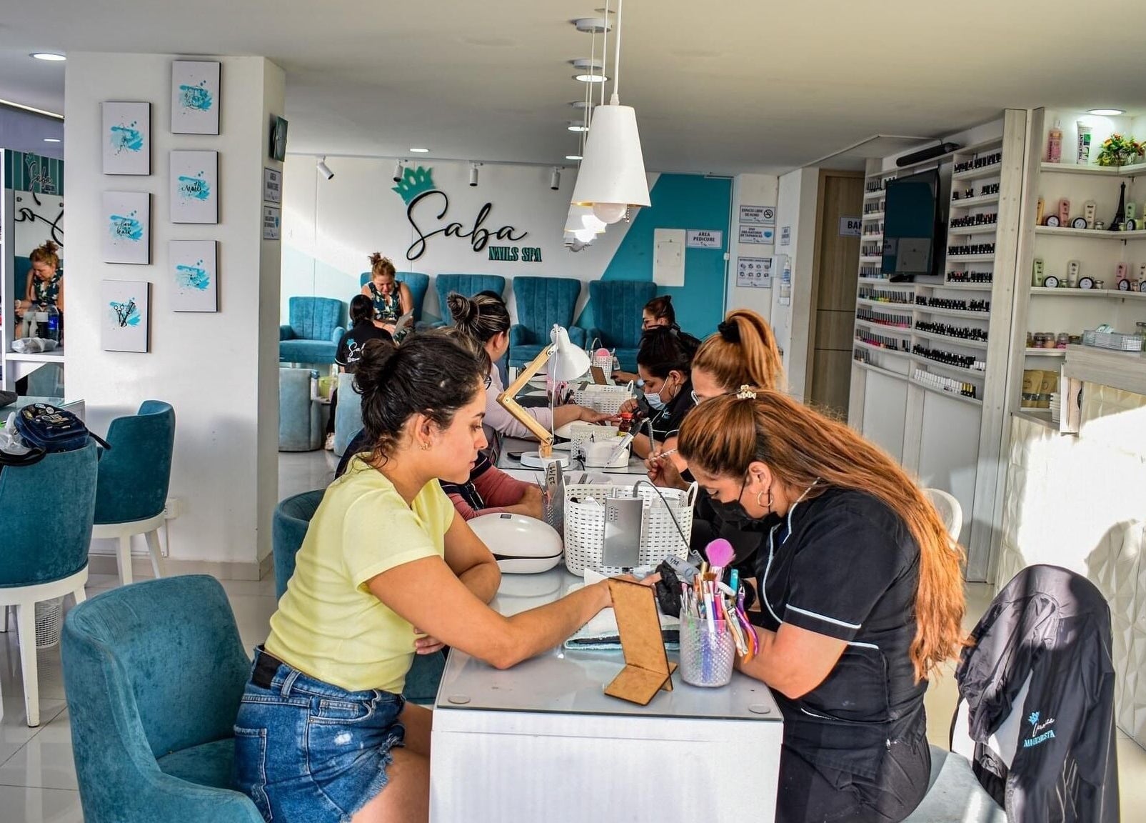 Espacio acogedor de Saba Nails Spa Sede Caney en Fusagasuga, Cundinamarca, CO, con clientes recibiendo manicuras.
