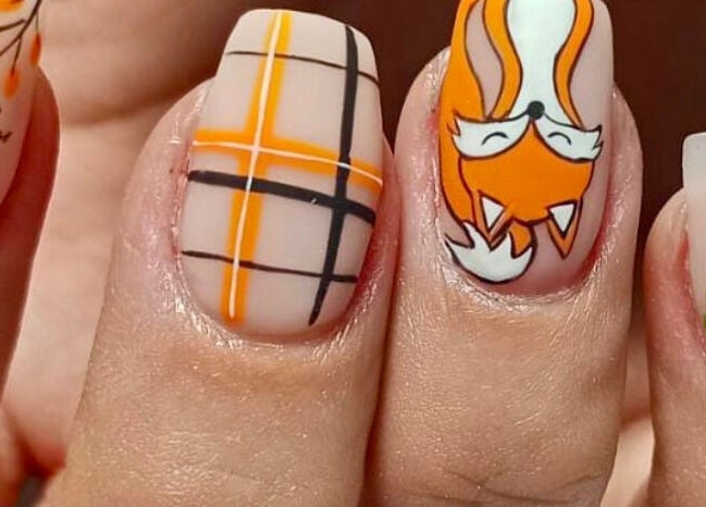 Diseño de uñas con zorro y cuadros en Saba Nails Spa Sede Caney, Fusagasuga, Cundinamarca, CO.