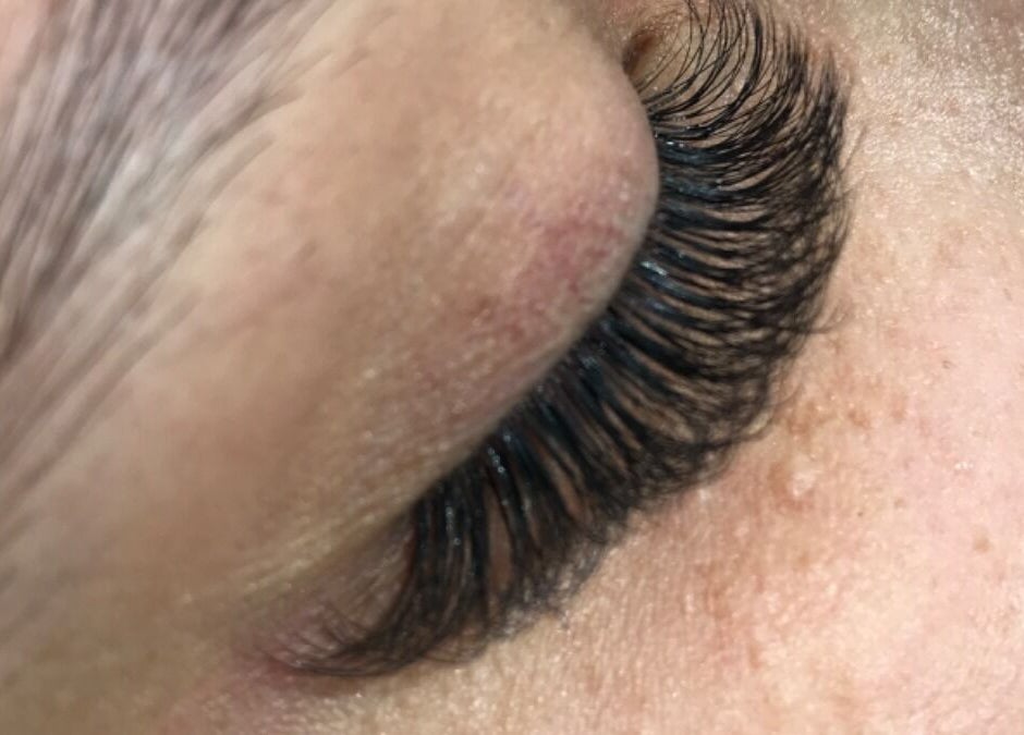 Extensiones de pestañas en Saba Nails Spa Sede Caney, Fusagasuga, Cundinamarca, CO, brindando belleza y elegancia.