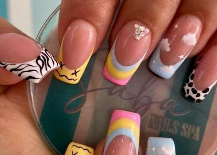 Diseño de uñas colorido y artístico en Saba Nails Spa Sede Caney, Fusagasuga, Cundinamarca, CO.