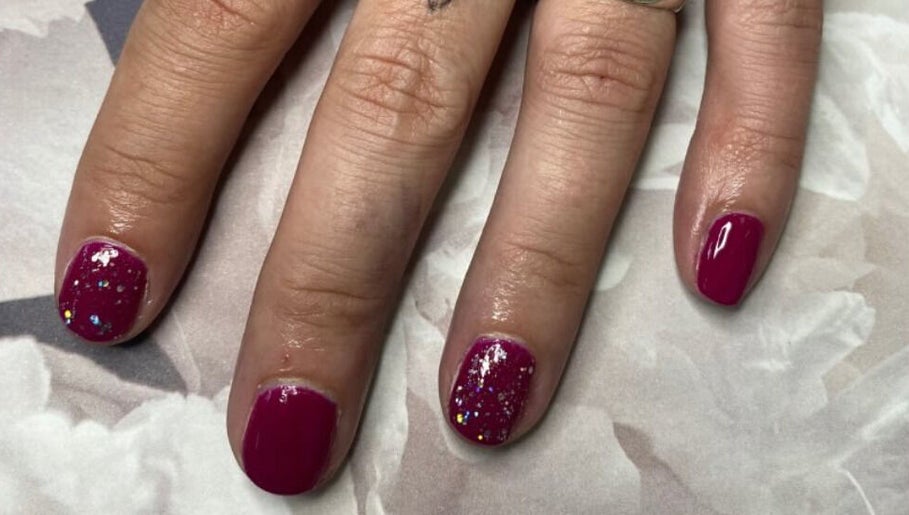 Glimmende nagels met sprankeling bij BeautyWorkz, Burgh-haamstede, Zeeland, NL.