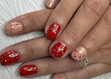Prachtige nagelkunst bij BeautyWorkz in Burgh-haamstede, Zeeland, NL met rode en nude kleuren.