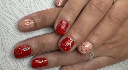 Prachtige nagelkunst bij BeautyWorkz in Burgh-haamstede, Zeeland, NL met rode en nude kleuren.