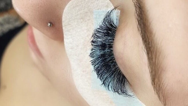Close-up of eyelash extensions at HLS Beautyy, Veneta, Oregon, US, showcasing precision and style.