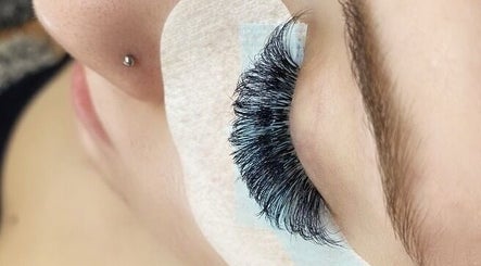 Close-up of eyelash extensions at HLS Beautyy, Veneta, Oregon, US, showcasing precision and style.