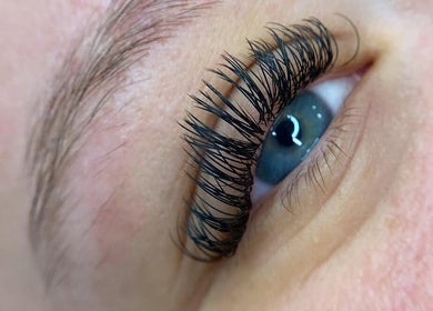 Close-up of eyelash extensions at HLS Beautyy in Veneta, Oregon, US showcasing detailed lash work.
