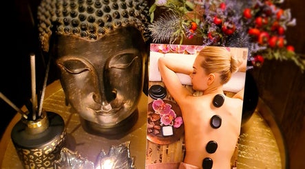 Ontspannende massage bij Khunwanna Thaise Massage Veenendaal, Utrecht, NL met rustgevende boeddha en bloemen.
