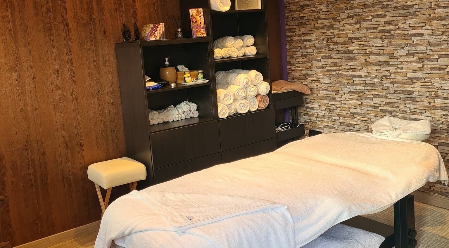 Massagekamer bij Khunwanna Thaise Massage Veenendaal, Veenendaal, Utrecht, NL met handdoeken en ontspannende sfeer.