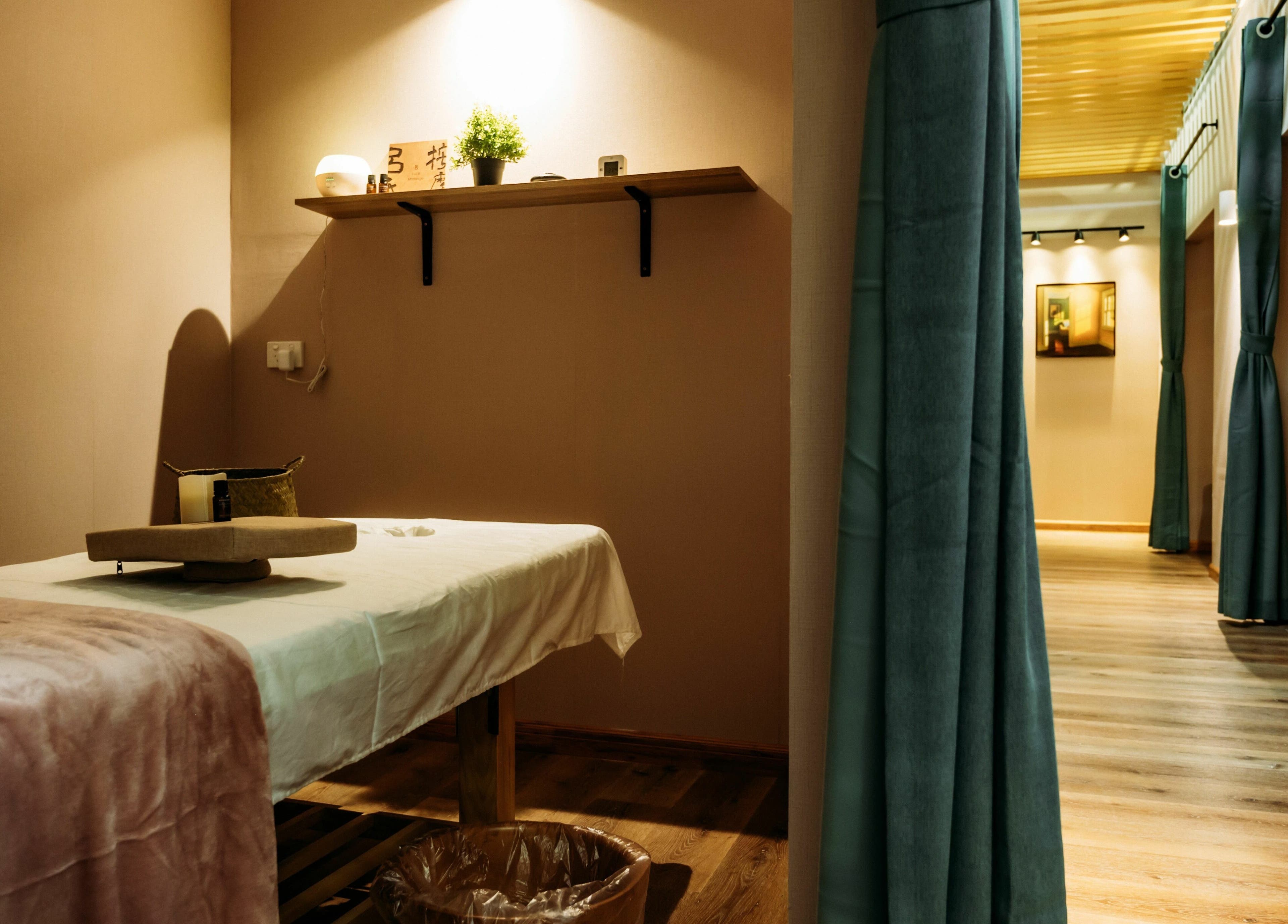 Relaxing massage room at Lu’s Massage, Joondalup, Western Australia, AU with a cozy table and warm lighting.