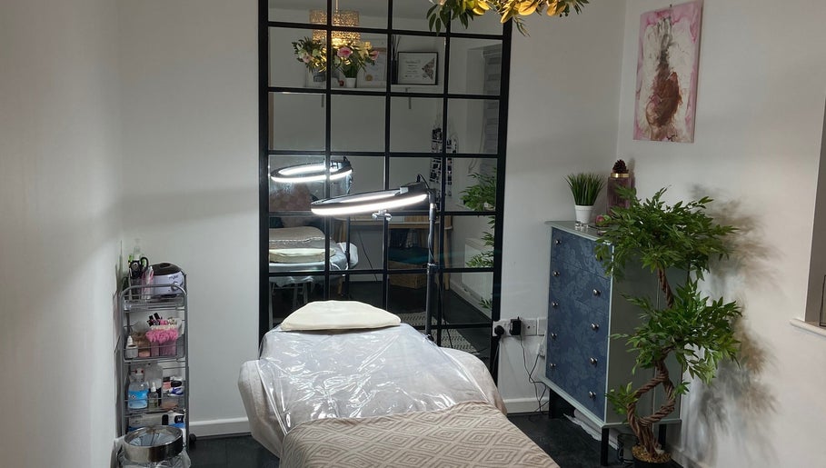 Elegant treatment room at Kami’s Brows, Lincoln, England, GB, featuring a plush massage table and ambient lighting.
