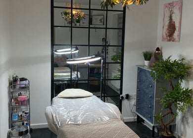Elegant treatment room at Kami’s Brows, Lincoln, England, GB, featuring a plush massage table and ambient lighting.