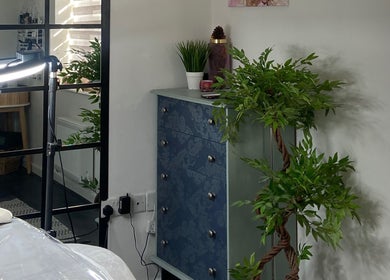 Calming interior of Kami’s Brows in Lincoln, England, GB with green plants and elegant decor.