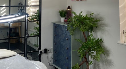 Calming interior of Kami’s Brows in Lincoln, England, GB with green plants and elegant decor.