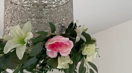 Ornate floral arrangement at Kami’s Brows, Lincoln, England, GB, featuring pink roses and delicate white lilies.