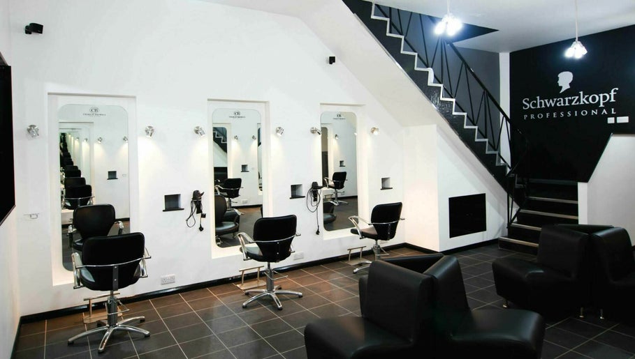 Charlie Browns Hair Studio Ltd Bild 1
