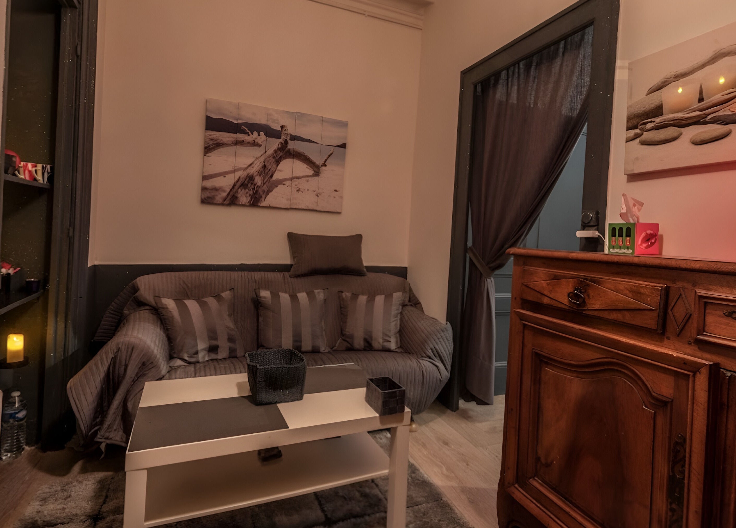 Espace cosy à Perle du Monde Bien-être, Lyon, Auvergne-Rhône-Alpes, FR, avec canapé et décor relaxant.