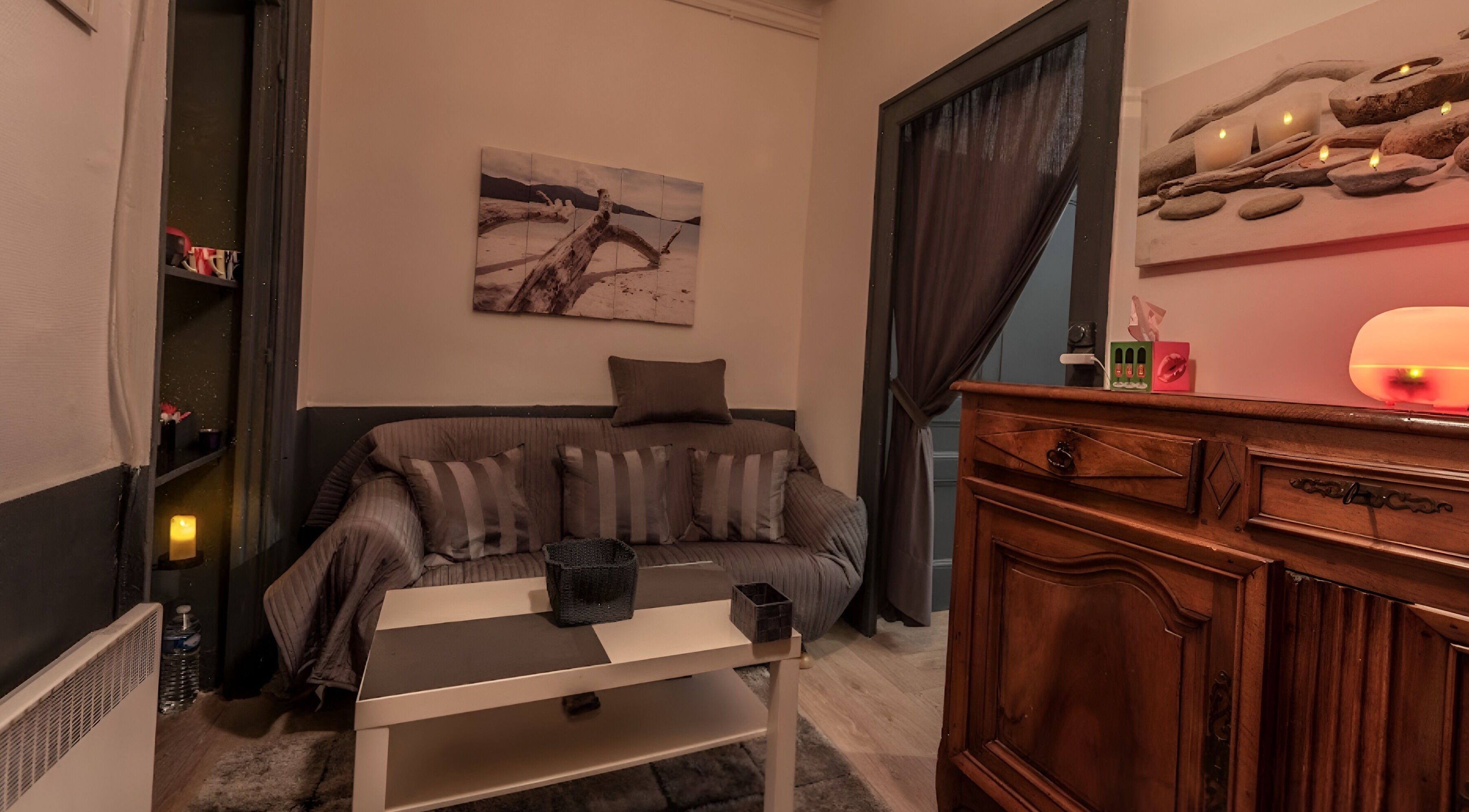 Espace cosy à Perle du Monde Bien-être, Lyon, Auvergne-Rhône-Alpes, FR, avec canapé et décor relaxant.