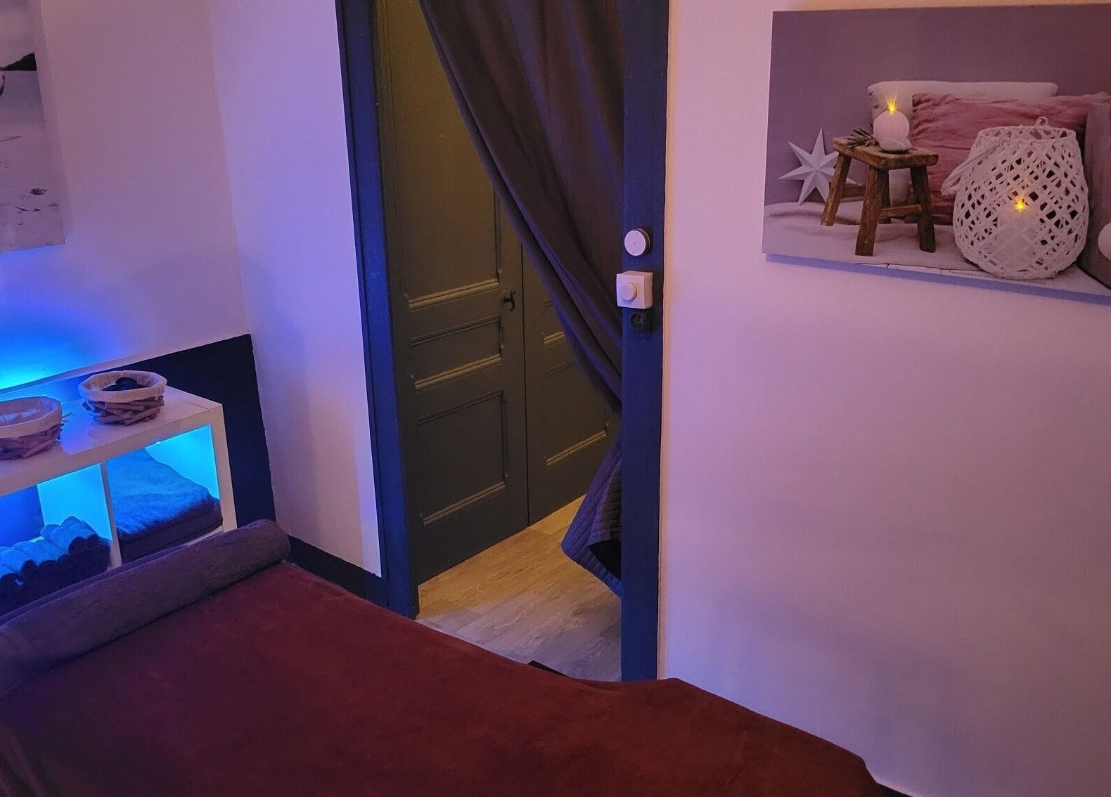 Salle de massage chaleureuse à Perle du Monde Bien-être, Lyon, Auvergne-Rhône-Alpes, FR, avec éclairage apaisant.