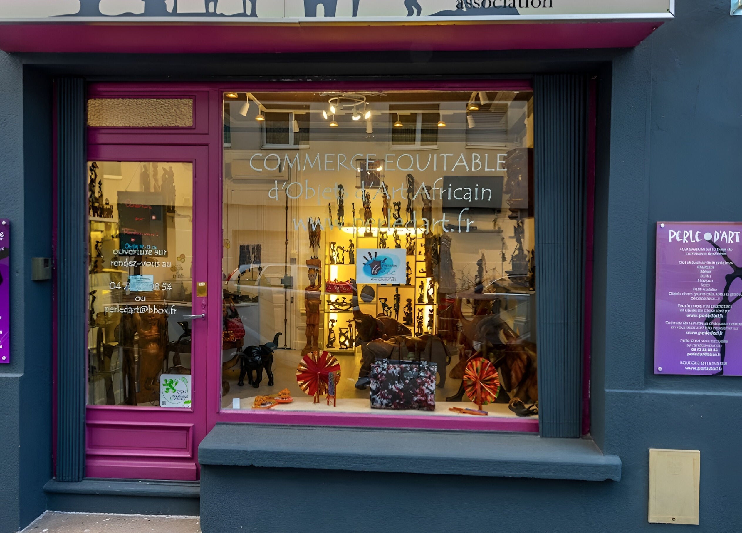 Vitrine de Perle du Monde Bien-être à Lyon, Auvergne-Rhône-Alpes, FR, mettant en valeur l'art africain.