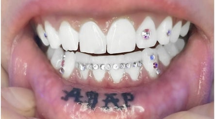 Blingiez Tooth Gemz and Grillz image 3