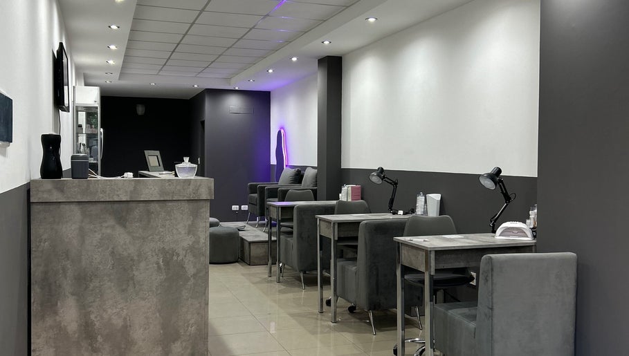 Interior moderno de NAIL LAB en Córdoba, Córdoba, AR con elegantes estaciones de manicura.