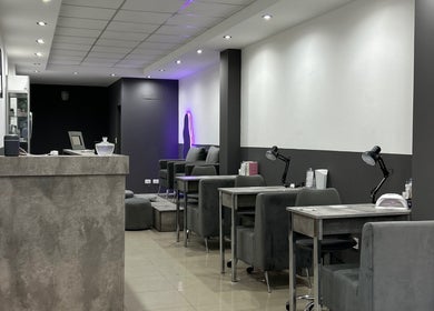 Interior moderno de NAIL LAB en Córdoba, Córdoba, AR con elegantes estaciones de manicura.
