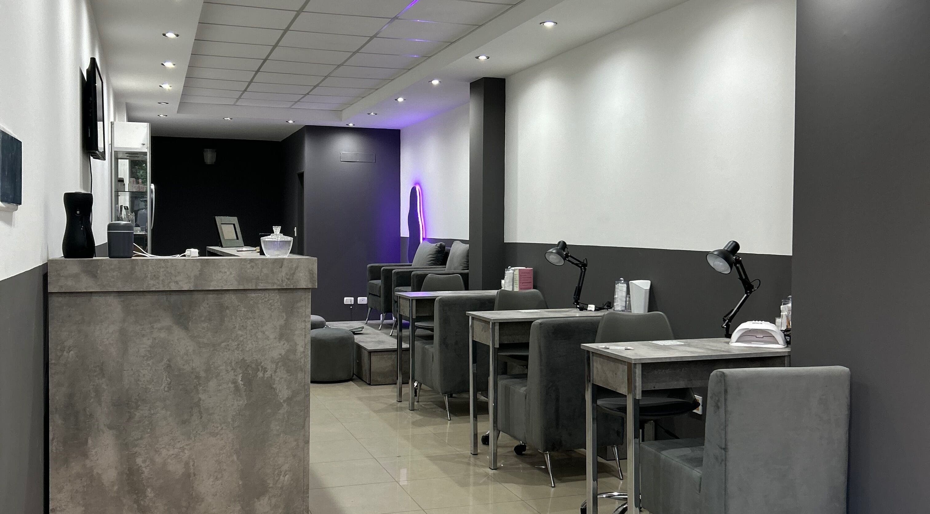 Interior moderno de NAIL LAB en Córdoba, Córdoba, AR con elegantes estaciones de manicura.