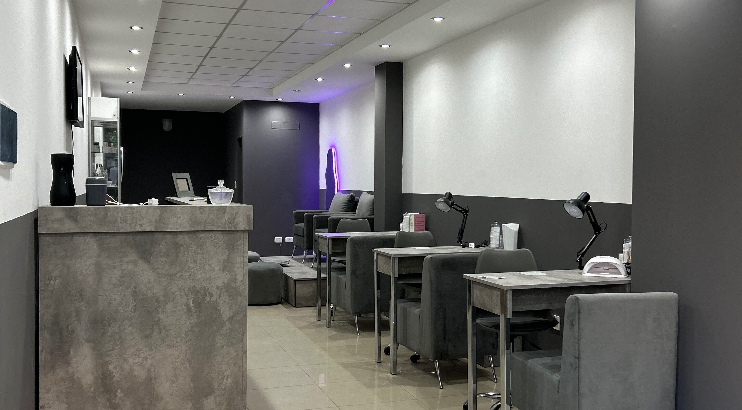 Interior moderno de NAIL LAB en Córdoba, Córdoba, AR con elegantes estaciones de manicura.
