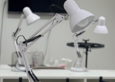 Lámparas modernas en NAIL LAB, Córdoba, Córdoba, AR, resaltan una atmósfera profesional y elegante.