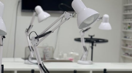 Lámparas modernas en NAIL LAB, Córdoba, Córdoba, AR, resaltan una atmósfera profesional y elegante.