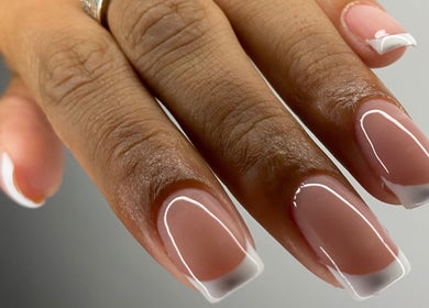 Manicura francesa en NAIL LAB, Córdoba, Córdoba, AR. Uñas cuidadas con brillo y estilo.