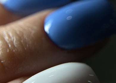 Manicura azul y blanca en NAIL LAB, Córdoba, Córdoba, AR, destacando detallado diseño de uñas.