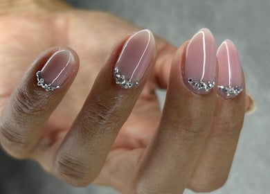 Uñas elegantes con detalles en plata en NAIL LAB, Córdoba, Córdoba, AR.