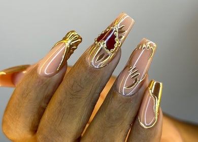 Manicura dorada detallada en NAIL LAB, Córdoba, Córdoba, AR.