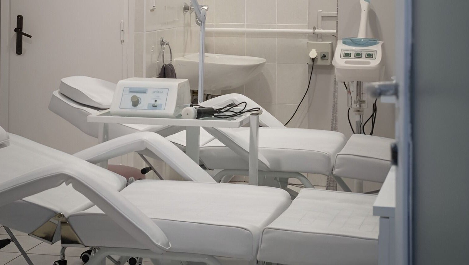 Modern kezelőszékek Résine Szépség Szalonban, Békéscsaba, HU, professzionális szépségápolás céljából.