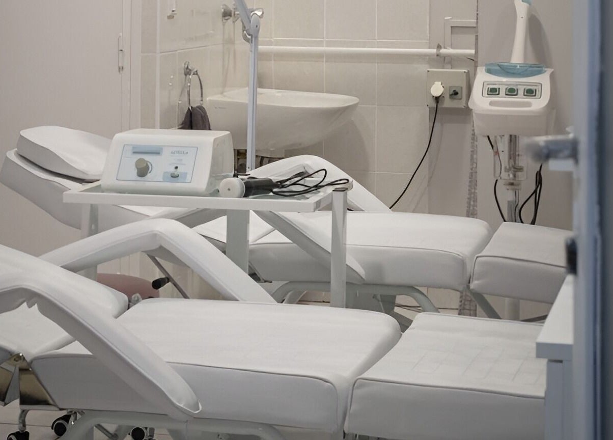 Modern kezelőszékek Résine Szépség Szalonban, Békéscsaba, HU, professzionális szépségápolás céljából.