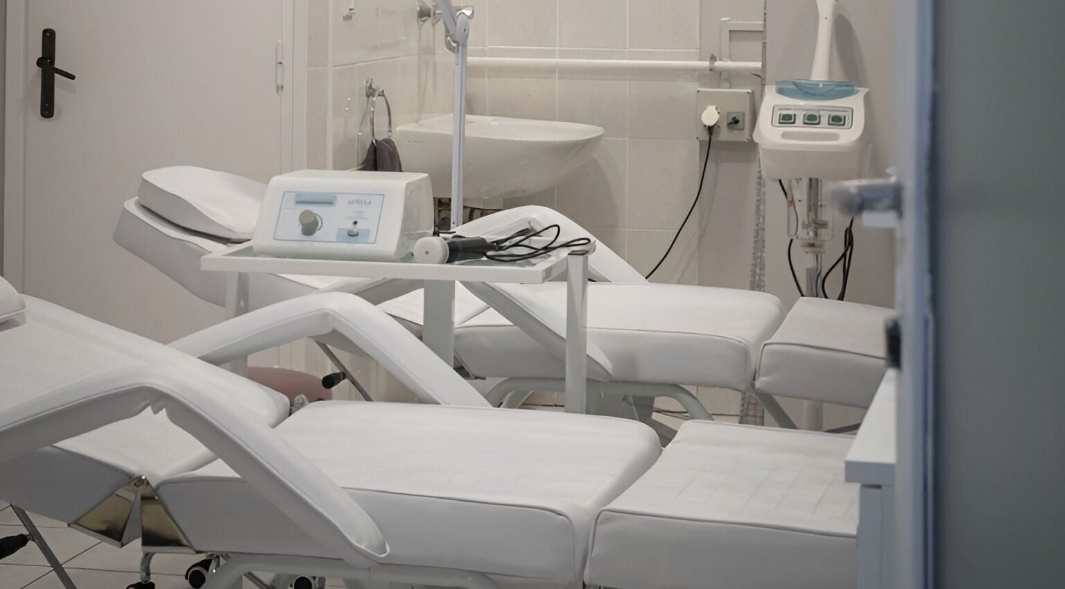 Modern kezelőszékek Résine Szépség Szalonban, Békéscsaba, HU, professzionális szépségápolás céljából.