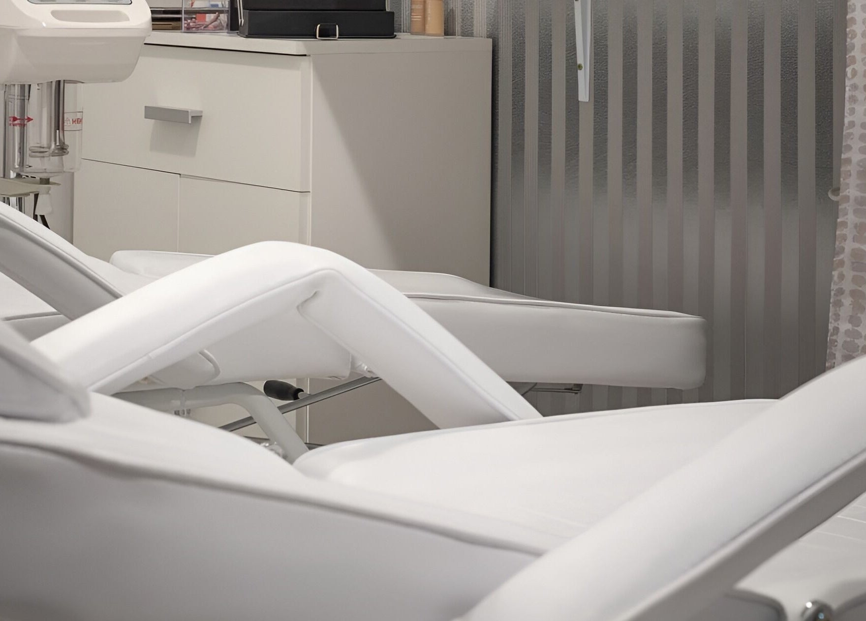 Modern kezelőszékek a Résine Szépség Szalonban, Békéscsaba, HU, tökéletes relaxációhoz.