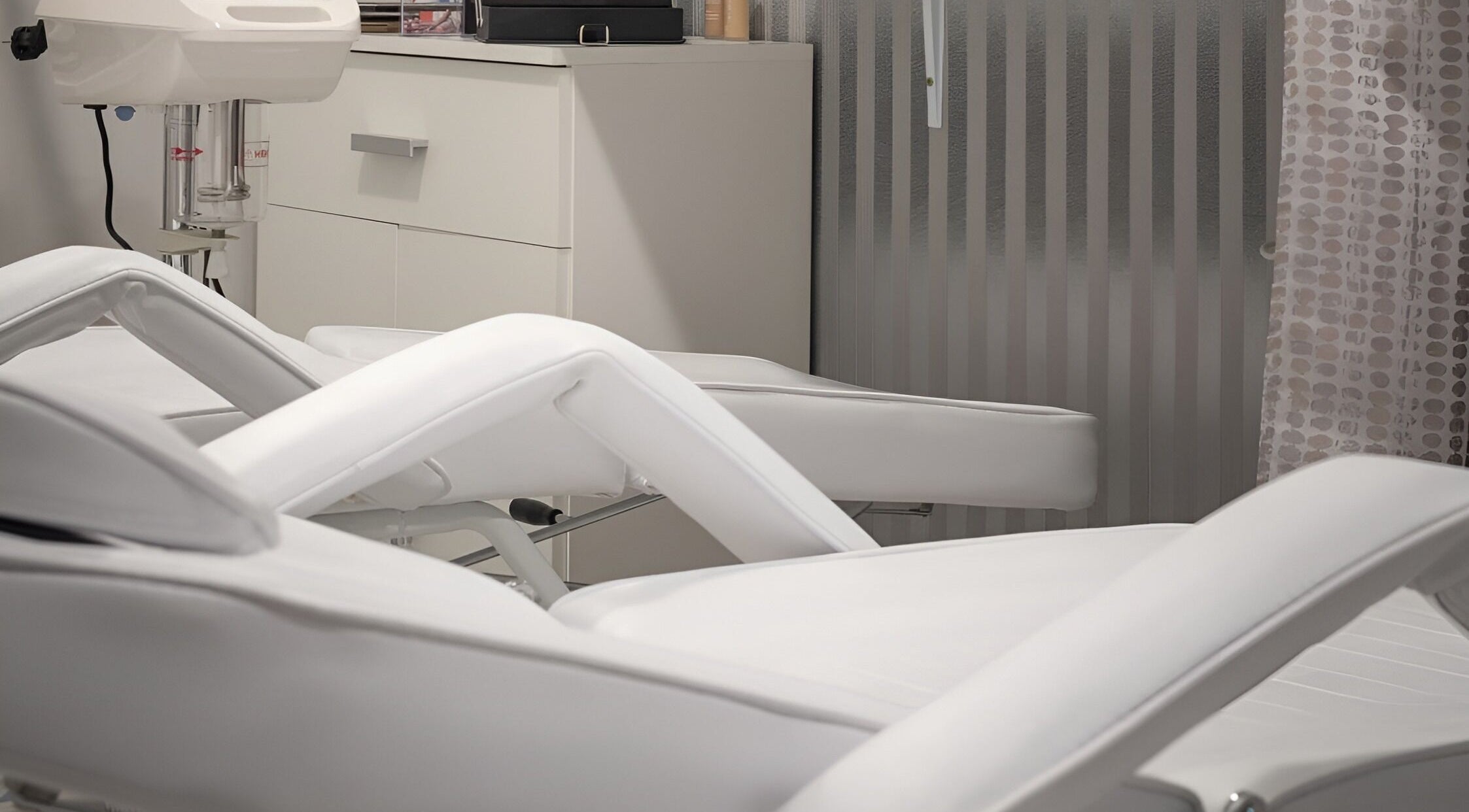 Modern kezelőszékek a Résine Szépség Szalonban, Békéscsaba, HU, tökéletes relaxációhoz.