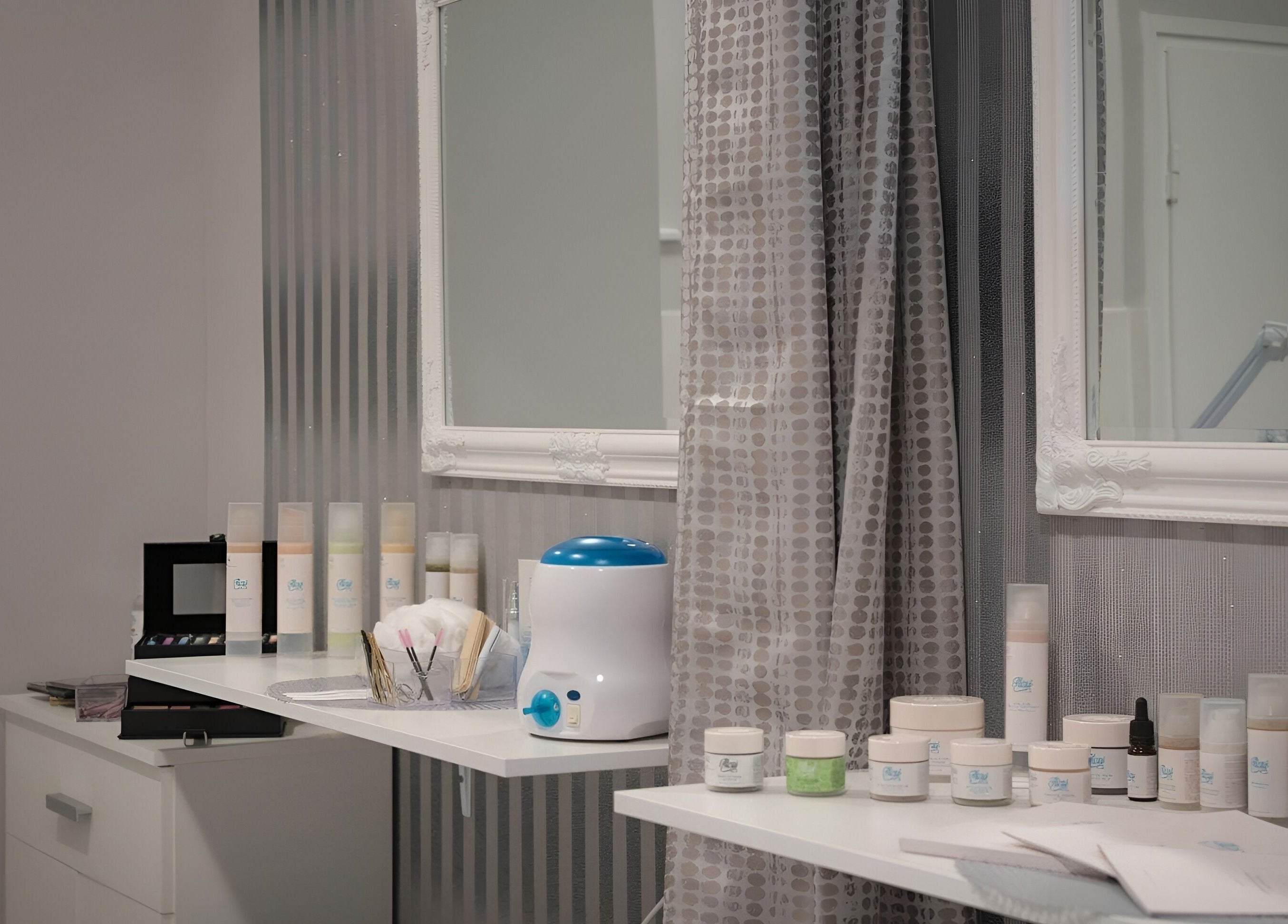 Résine Szépség Szalon szépségpolc Békéscsaba, HU. Krémek és eszközök elegáns környezetben.