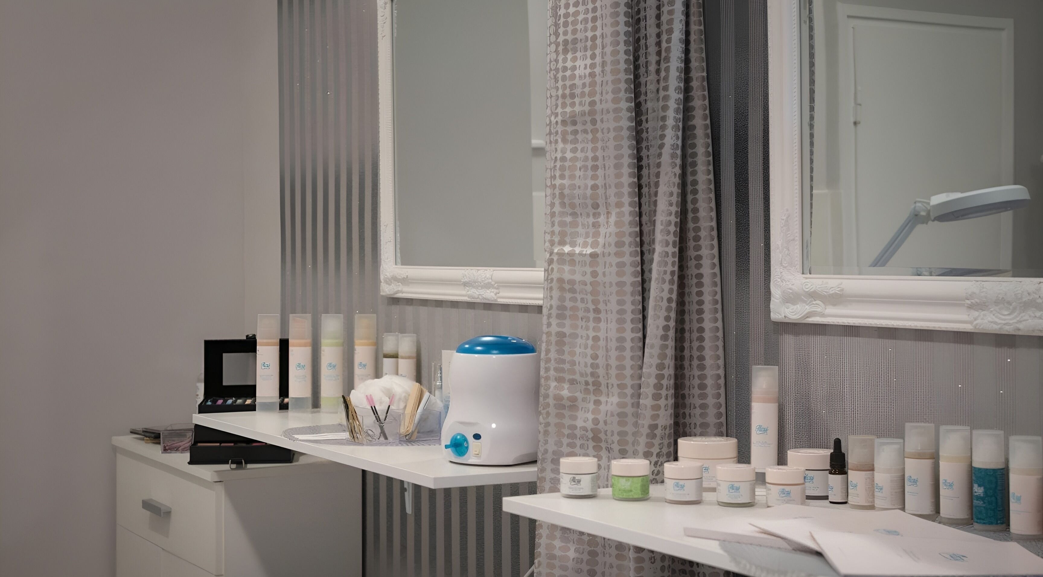 Résine Szépség Szalon szépségpolc Békéscsaba, HU. Krémek és eszközök elegáns környezetben.