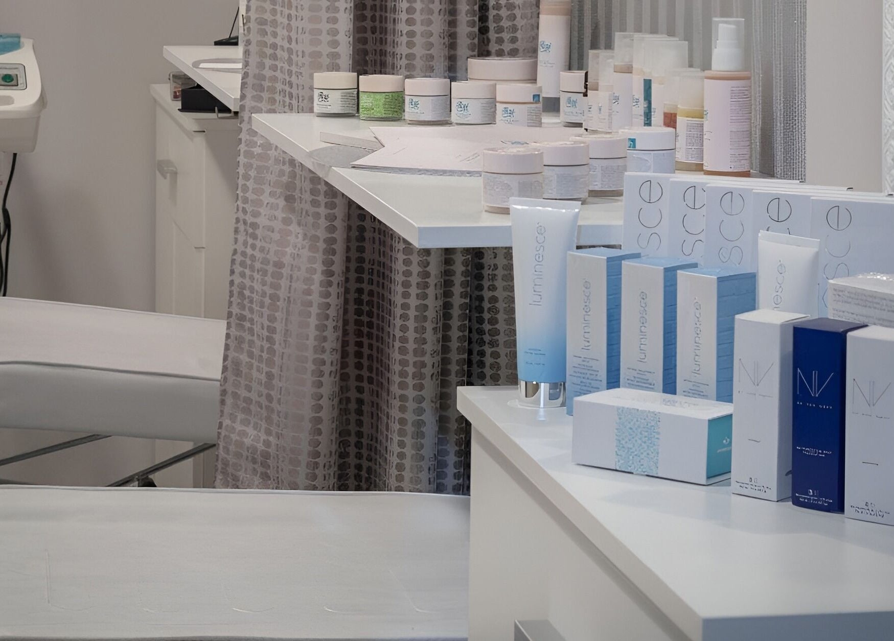 Kozmetikai termékek a Résine Szépség Szalon belső terében, Békéscsaba, HU.