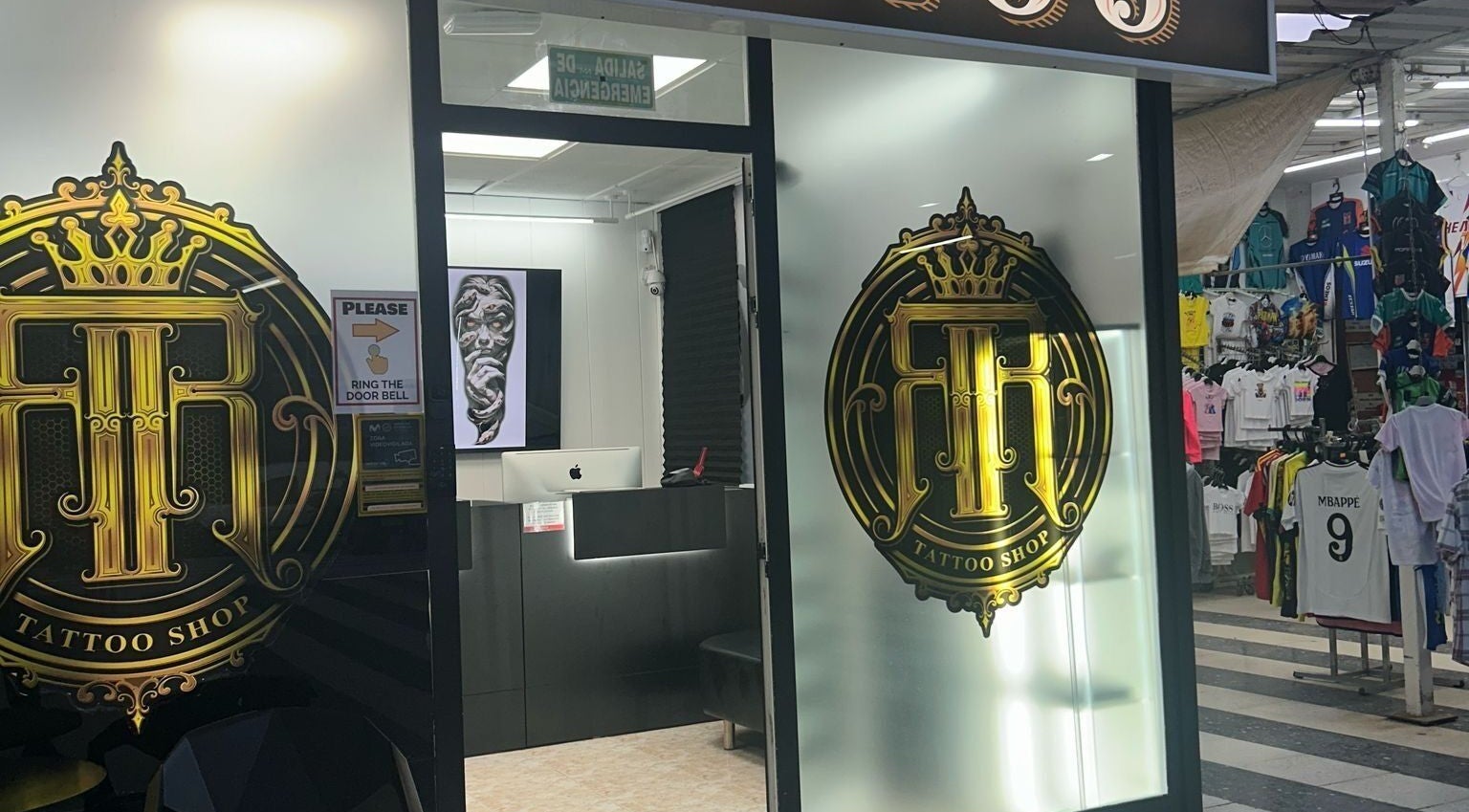 Fachada de Rr Tattoo & Piercing Studio en Benidorm, Comunidad Valenciana, ES, con logo dorado en la puerta.