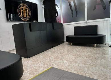 Recepción elegante de Rr Tattoo & Piercing Studio en Benidorm, Comunidad Valenciana, ES.
