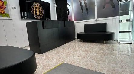Recepción elegante de Rr Tattoo & Piercing Studio en Benidorm, Comunidad Valenciana, ES.