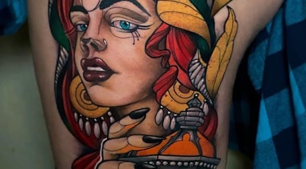 Tatuaje colorido en la pierna en Rr Tattoo & Piercing Studio, Benidorm, Comunidad Valenciana, ES.